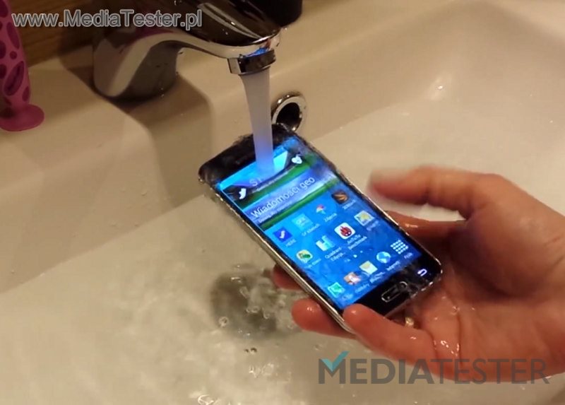 Samsung GALAXY S5 mini TEST WODOSZCZELNOŚCI water test full hd007
